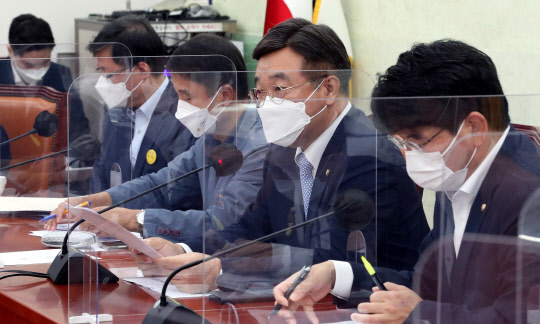 윤호중 민주당 원내대표가 16일 국회에서 열린 당 정책조정회의에서 발언하고 있다. 국회사진기자단=연합뉴스